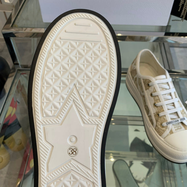 WALK'N PLATFORM SNEAKER IN WHITE-GOLD TONE EMBROIDERED FABRIC