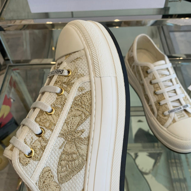 WALK'N PLATFORM SNEAKER IN WHITE-GOLD TONE EMBROIDERED FABRIC