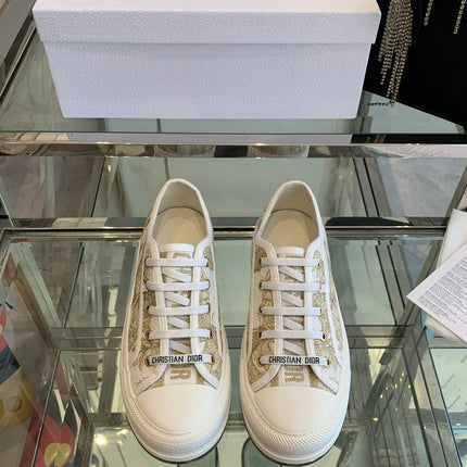 WALK'N PLATFORM SNEAKER IN WHITE-GOLD TONE EMBROIDERED FABRIC