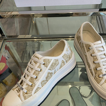 WALK'N PLATFORM SNEAKER IN WHITE-GOLD TONE EMBROIDERED FABRIC
