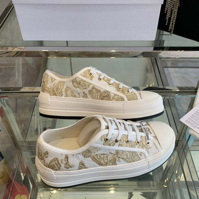 WALK'N PLATFORM SNEAKER IN WHITE-GOLD TONE EMBROIDERED FABRIC