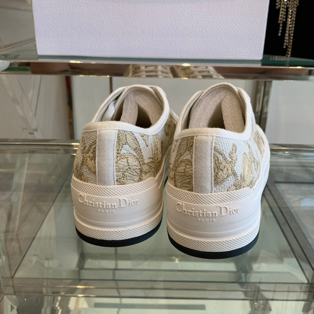 WALK'N PLATFORM SNEAKER IN WHITE-GOLD TONE EMBROIDERED FABRIC