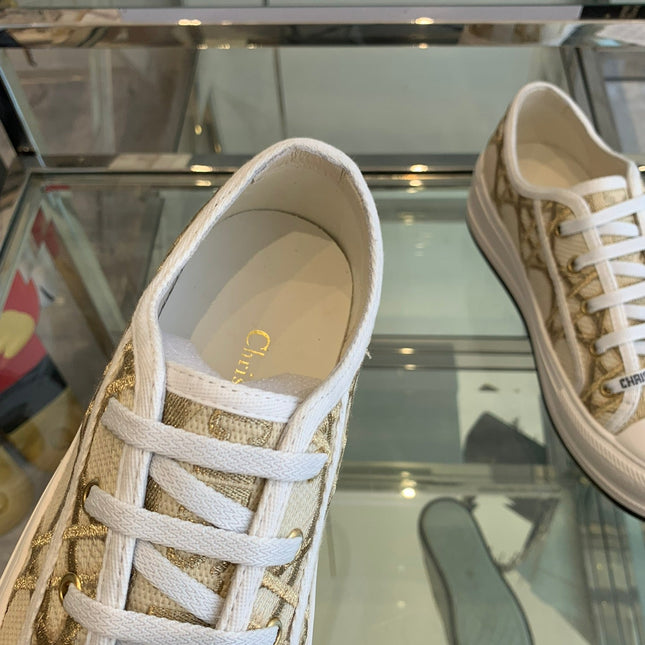WALK'N PLATFORM SNEAKER IN BEIGE-GOLD TONE EMBROIDERED FABRIC