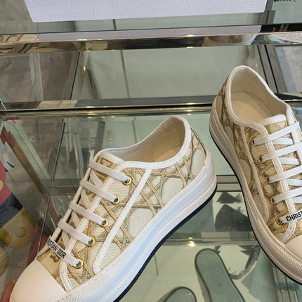 WALK'N PLATFORM SNEAKER IN BEIGE-GOLD TONE EMBROIDERED FABRIC