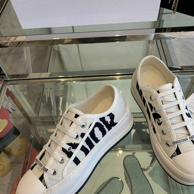 WALK'N PLATFORM SNEAKER IN WHITE AND BLACK EMBROIDERED COTTON