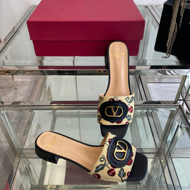 VLTN HIGH HEEL 25S 30 MM IN BEIGE FABRIC AND BLACK LAMBSKIN WITH EMBROIDERED CHERRY MOTIF