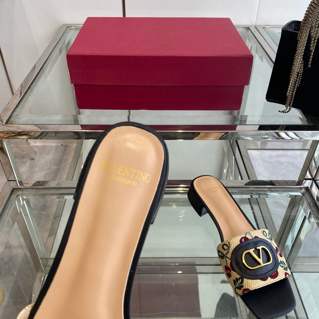 VLTN HIGH HEEL 25S 30 MM IN BEIGE FABRIC AND BLACK LAMBSKIN WITH EMBROIDERED CHERRY MOTIF