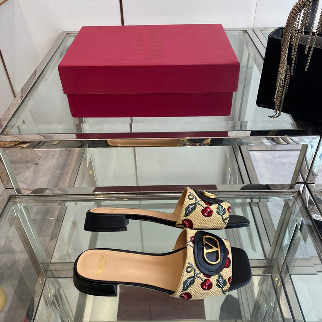 VLTN HIGH HEEL 25S 30 MM IN BEIGE FABRIC AND BLACK LAMBSKIN WITH EMBROIDERED CHERRY MOTIF