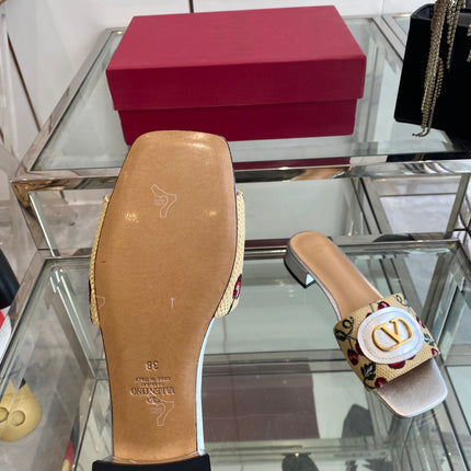 VLTN HIGH HEEL 25S 30 MM IN BEIGE FABRIC AND SILVER LAMBSKIN WITH EMBROIDERED CHERRY MOTIF