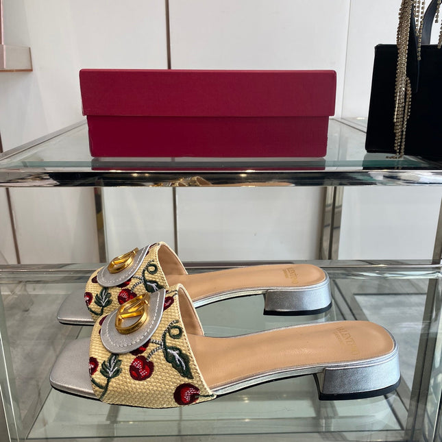 VLTN HIGH HEEL 25S 30 MM IN BEIGE FABRIC AND SILVER LAMBSKIN WITH EMBROIDERED CHERRY MOTIF