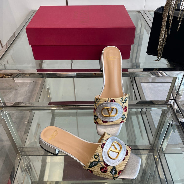 VLTN HIGH HEEL 25S 30 MM IN BEIGE FABRIC AND SILVER LAMBSKIN WITH EMBROIDERED CHERRY MOTIF