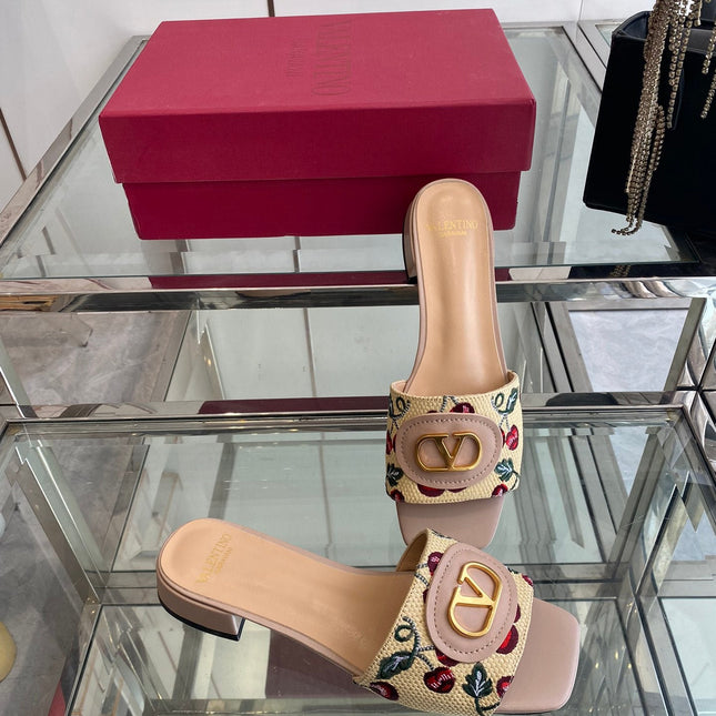 VLTN HIGH HEEL 25S 30 MM IN BEIGE FABRIC AND MUTED PINK LAMBSKIN WITH EMBROIDERED CHERRY MOTIF