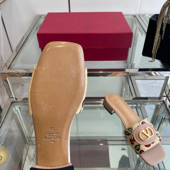 VLTN HIGH HEEL 25S 30 MM IN BEIGE FABRIC AND MUTED PINK LAMBSKIN WITH EMBROIDERED CHERRY MOTIF