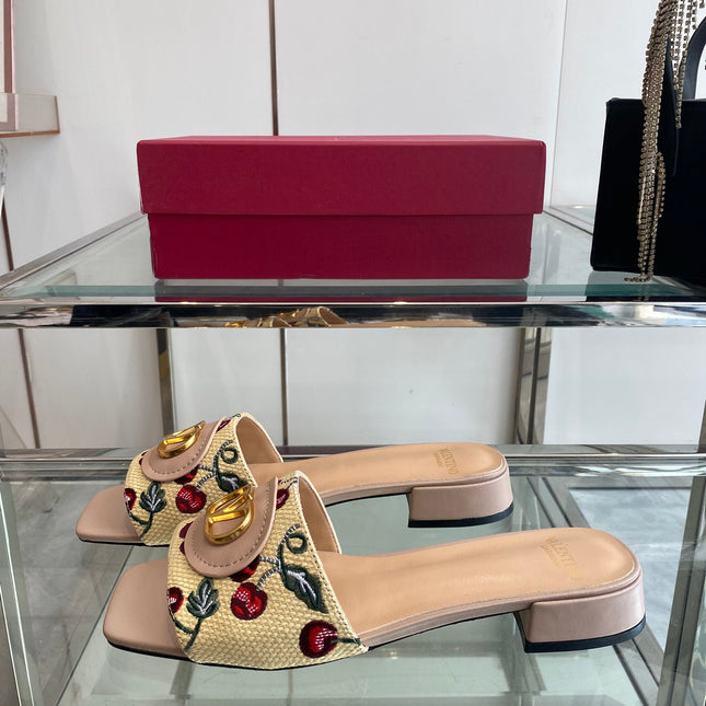 VLTN HIGH HEEL 25S 30 MM IN BEIGE FABRIC AND MUTED PINK LAMBSKIN WITH EMBROIDERED CHERRY MOTIF