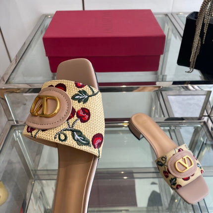 VLTN HIGH HEEL 25S 30 MM IN BEIGE FABRIC AND MUTED PINK LAMBSKIN WITH EMBROIDERED CHERRY MOTIF