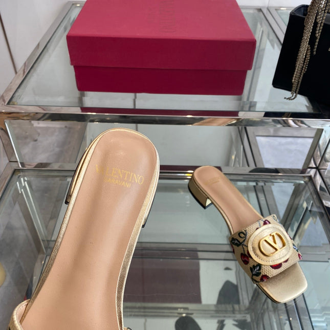 VLTN HIGH HEEL 25S 30 MM IN BEIGE FABRIC AND GOLD LAMBSKIN WITH EMBROIDERED CHERRY MOTIF