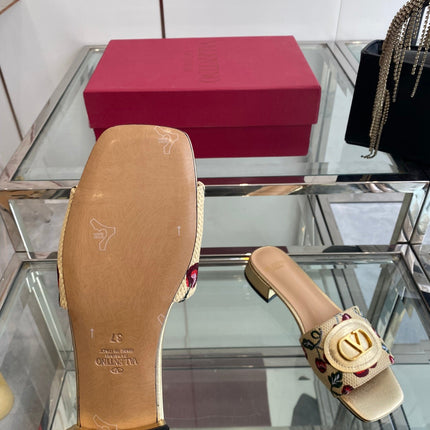 VLTN HIGH HEEL 25S 30 MM IN BEIGE FABRIC AND GOLD LAMBSKIN WITH EMBROIDERED CHERRY MOTIF