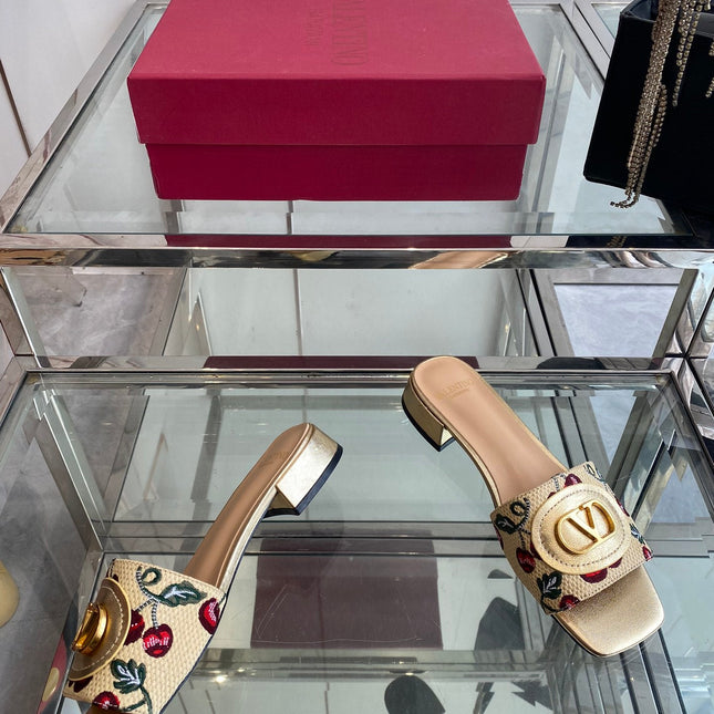 VLTN HIGH HEEL 25S 30 MM IN BEIGE FABRIC AND GOLD LAMBSKIN WITH EMBROIDERED CHERRY MOTIF