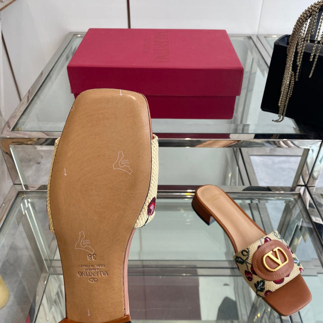 VLTN HIGH HEEL 25S 30 MM IN BEIGE FABRIC AND BROWN LAMBSKIN WITH EMBROIDERED CHERRY MOTIF