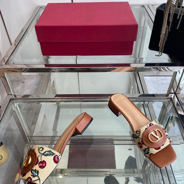 VLTN HIGH HEEL 25S 30 MM IN BEIGE FABRIC AND BROWN LAMBSKIN WITH EMBROIDERED CHERRY MOTIF