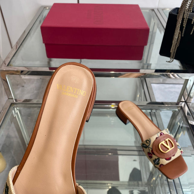 VLTN HIGH HEEL 25S 30 MM IN BEIGE FABRIC AND BROWN LAMBSKIN WITH EMBROIDERED CHERRY MOTIF