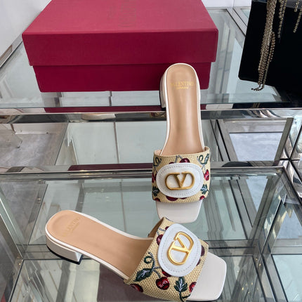 VLTN HIGH HEEL 25S 30 MM IN BEIGE FABRIC AND WHITE LAMBSKIN WITH EMBROIDERED CHERRY MOTIF