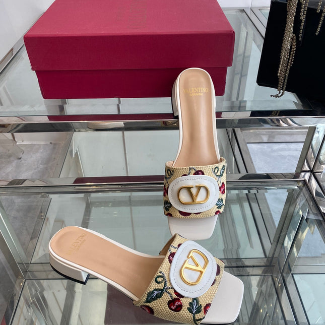 VLTN HIGH HEEL 25S 30 MM IN BEIGE FABRIC AND WHITE LAMBSKIN WITH EMBROIDERED CHERRY MOTIF