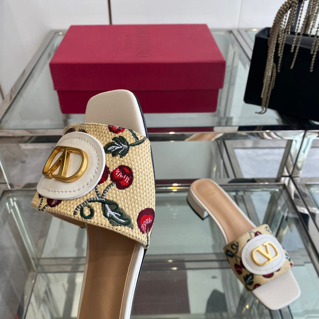 VLTN HIGH HEEL 25S 30 MM IN BEIGE FABRIC AND WHITE LAMBSKIN WITH EMBROIDERED CHERRY MOTIF