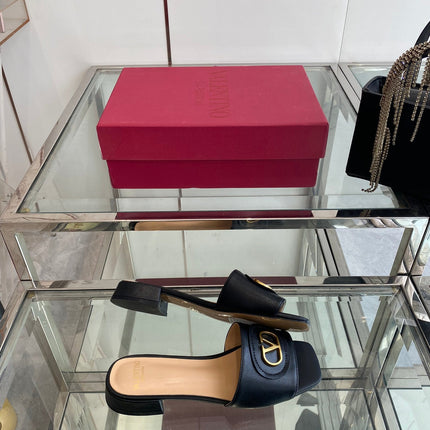 VLTN HIGH HEEL 25S 30 MM IN BLACK LAMBSKIN WITH GOLD HARDWARE