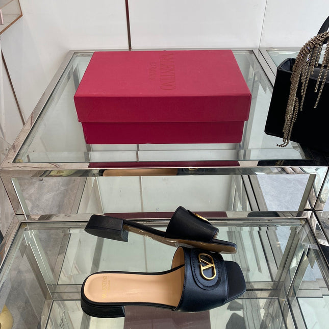 VLTN HIGH HEEL 25S 30 MM IN BLACK LAMBSKIN WITH GOLD HARDWARE