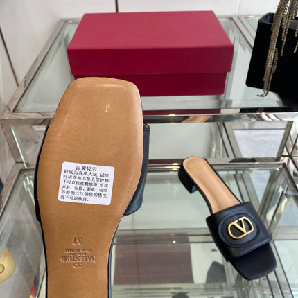 VLTN HIGH HEEL 25S 30 MM IN BLACK LAMBSKIN WITH GOLD HARDWARE