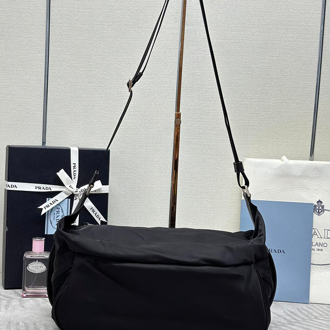 SHOULDER BAG 32 IN BLACK RE-NYLON TRIANGLE LOGO