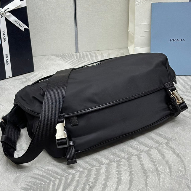 SHOULDER BAG 32 IN BLACK RE-NYLON TRIANGLE LOGO