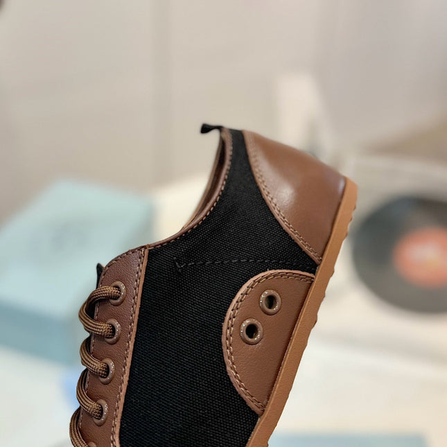 SNEAKERS IN BROWN LAMBSKIN AND BLACK CANVAS