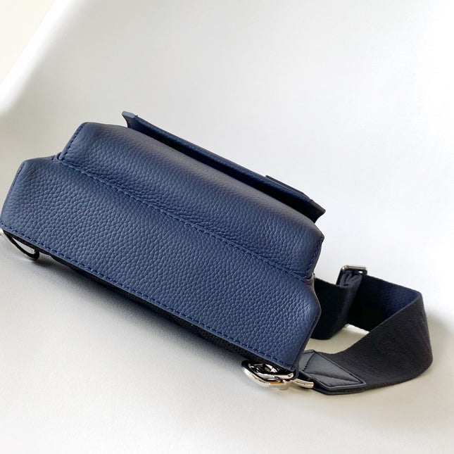 PILOT CROSSBAG 30 IN NAVY BLUE CALFSKIN