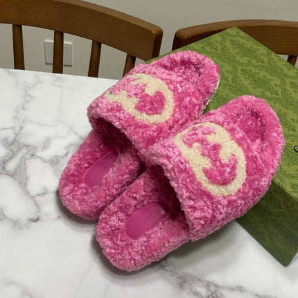 INTERLOCKING G SLIDE SANDAL IN PINK LAMB WOOL