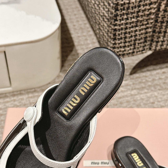 FLAT MULE IN BLACK AND WHITE PATENT CALFSKIN