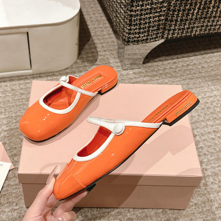 FLAT MULE IN VIVID ORANGE PATENT CALFSKIN