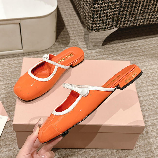 FLAT MULE IN VIVID ORANGE PATENT CALFSKIN