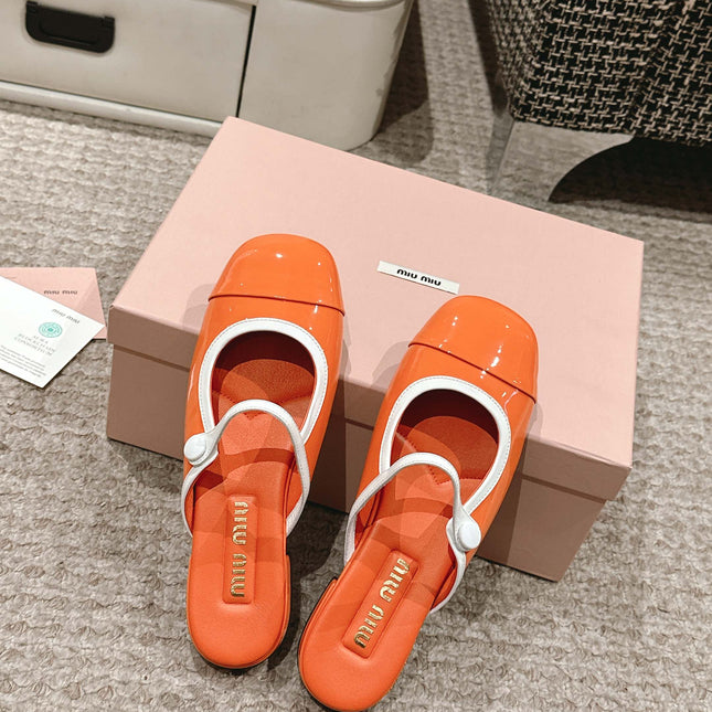 FLAT MULE IN VIVID ORANGE PATENT CALFSKIN