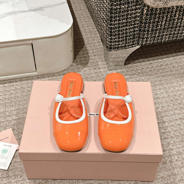 FLAT MULE IN VIVID ORANGE PATENT CALFSKIN