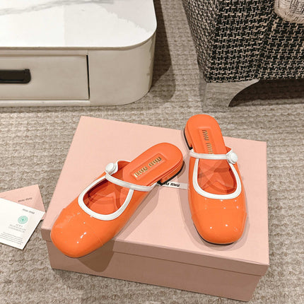 FLAT MULE IN VIVID ORANGE PATENT CALFSKIN