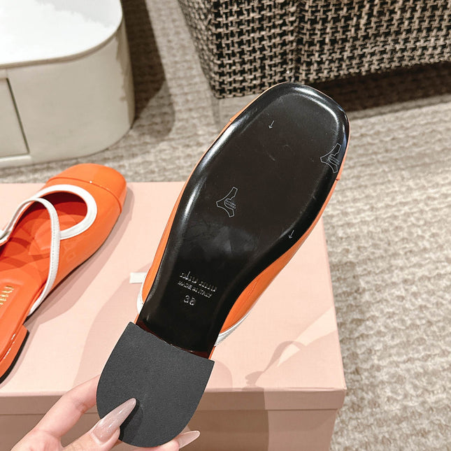FLAT MULE IN VIVID ORANGE PATENT CALFSKIN