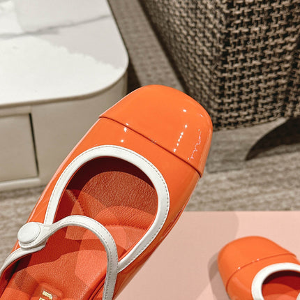FLAT MULE IN VIVID ORANGE PATENT CALFSKIN