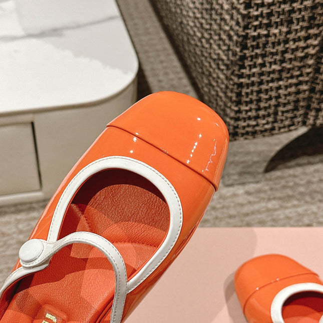 FLAT MULE IN VIVID ORANGE PATENT CALFSKIN