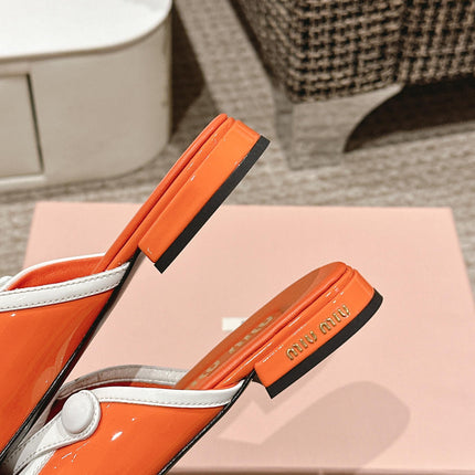 FLAT MULE IN VIVID ORANGE PATENT CALFSKIN