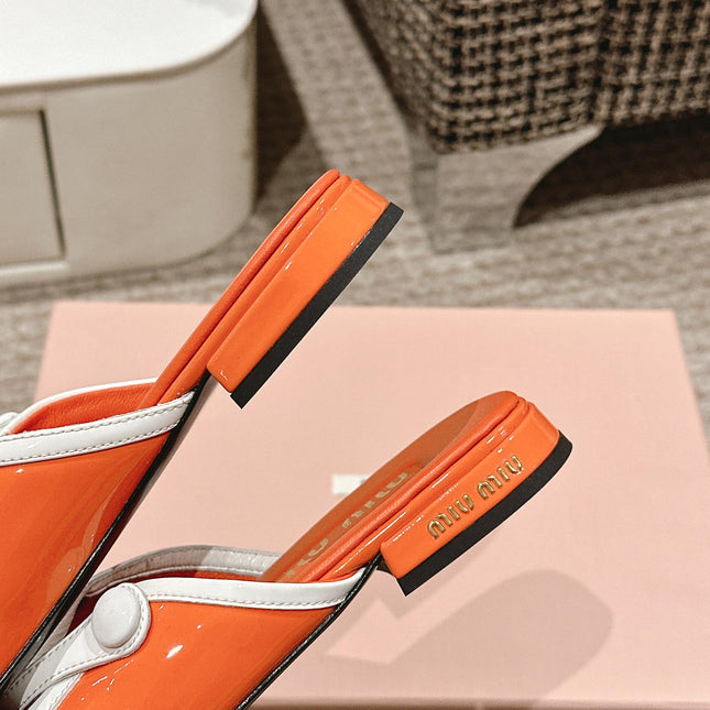 FLAT MULE IN VIVID ORANGE PATENT CALFSKIN