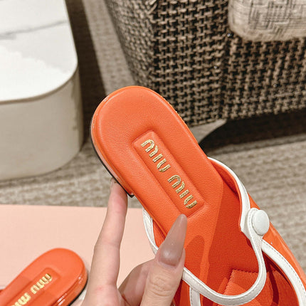 FLAT MULE IN VIVID ORANGE PATENT CALFSKIN