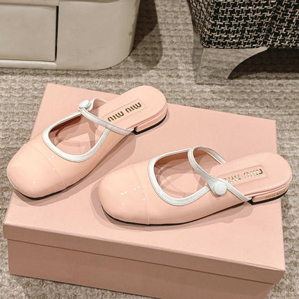 FLAT MULE IN PALE PINK PATENT CALFSKIN