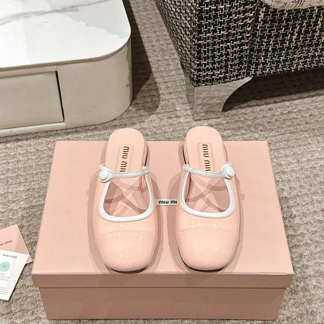 FLAT MULE IN PALE PINK PATENT CALFSKIN